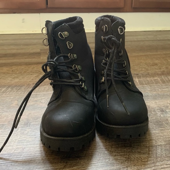 Size 7 black chunky boot. - Picture 4 of 5